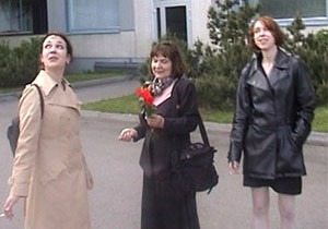 Leena Nylander in der Mitte und die Töchter Helmi und Liina Keskinen